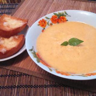 Суп-пюре из цветной капусты с чесночно-сырными гренками