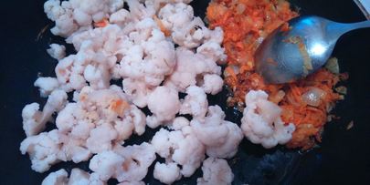 суп-пюре из цветной капусты с чесночно-сырными гренками