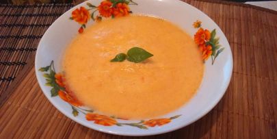 суп-пюре из цветной капусты с чесночно-сырными гренками