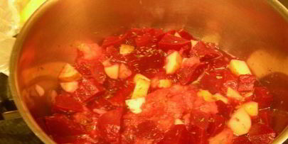 свекольный суп-пюре с яблоком и тимьяном