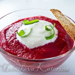 Свекольный суп-пюре со сметаной и крутонами