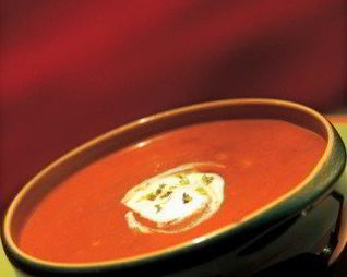 Томатный суп-пюре со сметаной и песто
