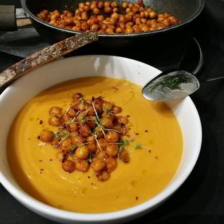 Тыквенный суп-пюре с запеченным нутом