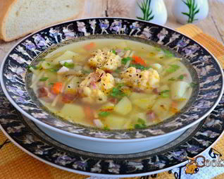 Суп с копченой грудинкой и сырными клецками