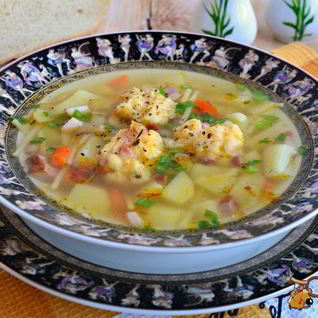 Суп с копченой грудинкой и сырными клецками