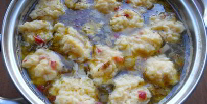 суп с копченой грудинкой и сырными клецками