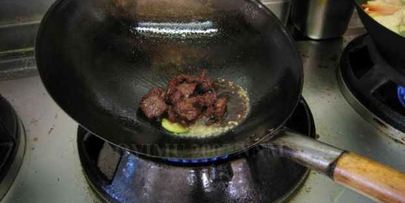 суп с лапшой, овощами и говядиной