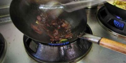 суп с лапшой, овощами и говядиной