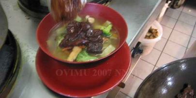 суп с лапшой, овощами и говядиной