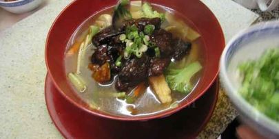 суп с лапшой, овощами и говядиной