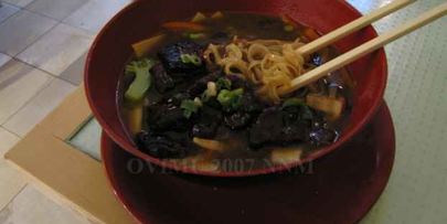 суп с лапшой, овощами и говядиной