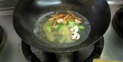 суп с лапшой, овощами и говядиной