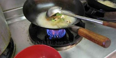 суп с лапшой, овощами и говядиной