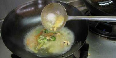 суп с лапшой, овощами и говядиной