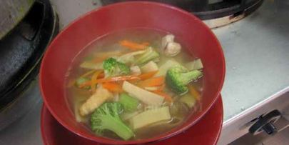 суп с лапшой, овощами и говядиной