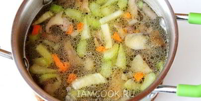 суп с замороженными лесными грибами и вермишелью