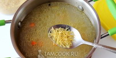 суп с замороженными лесными грибами и вермишелью