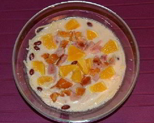 Суп со сливочным плавленым сыром, копченой курицей и апельсинами