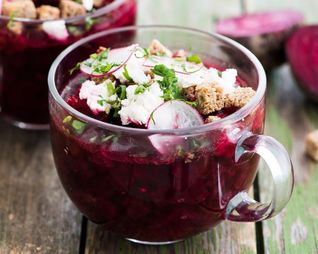 Свекольный суп с брынзой и редисом