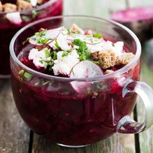 Рецепт Свекольный суп с брынзой и редисом