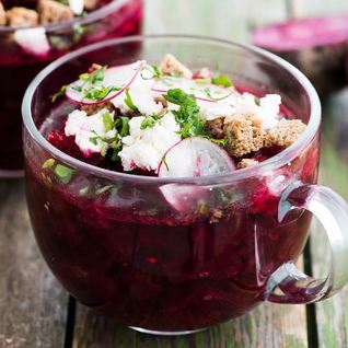 Свекольный суп с брынзой и редисом