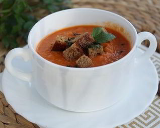 Томатный суп с чесночными гренками