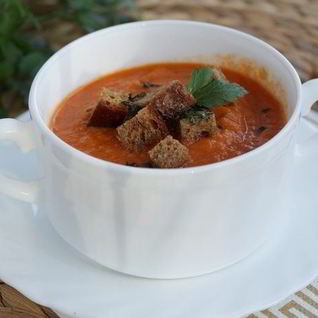 Томатный суп с чесночными гренками