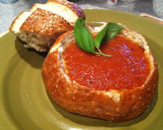 Томатный суп в хлебе