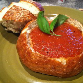 Томатный суп в хлебе