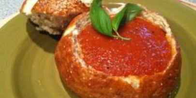 томатный суп в хлебе