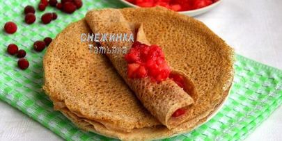 блинчики из цельнозерновой муки с яблочно-клюквенной начинкой