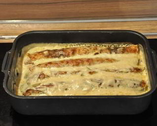 Блинчики с начинкой из грибов в сырном соусе