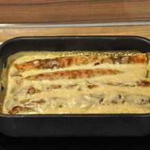 Рецепт Блинчики с начинкой из грибов в сырном соусе