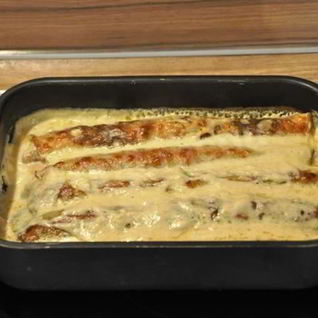 Блинчики с начинкой из грибов в сырном соусе