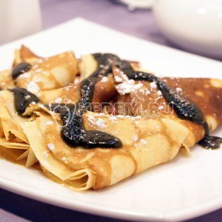 Блины на молоке с джемом из щавеля