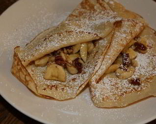 Блины с бананами, орехами пекан и кокосовой стружкой