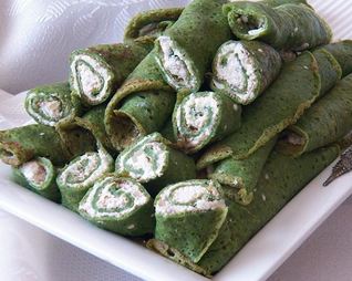 Блины со шпинатом с начинкой из сыра, чеснока и орехов