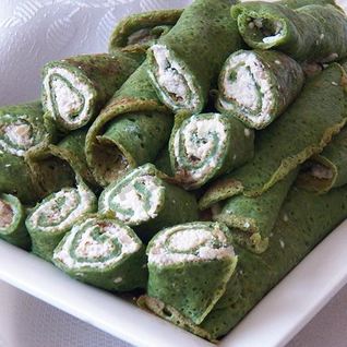 Блины со шпинатом с начинкой из сыра, чеснока и орехов