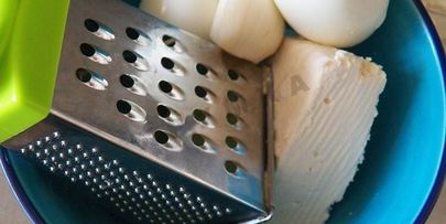 блины со шпинатом с начинкой из сыра, чеснока и орехов