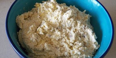 блины со шпинатом с начинкой из сыра, чеснока и орехов