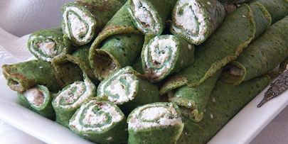 блины со шпинатом с начинкой из сыра, чеснока и орехов
