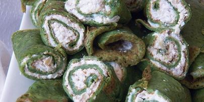 блины со шпинатом с начинкой из сыра, чеснока и орехов