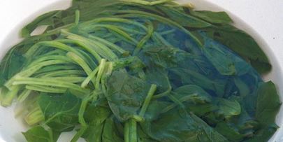 блины со шпинатом с начинкой из сыра, чеснока и орехов