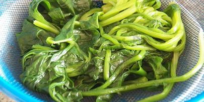 блины со шпинатом с начинкой из сыра, чеснока и орехов