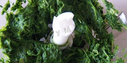 блины со шпинатом с начинкой из сыра, чеснока и орехов