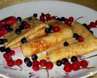 Пышные заварные блины с ягодами и сгущенкой