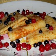 Рецепт Пышные заварные блины с ягодами и сгущенкой