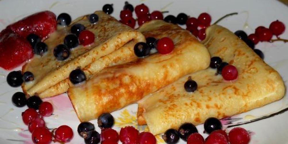 Рецепт пышные заварные блины с ягодами и сгущенкой