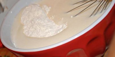 пышные заварные блины с ягодами и сгущенкой