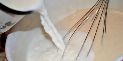 пышные заварные блины с ягодами и сгущенкой